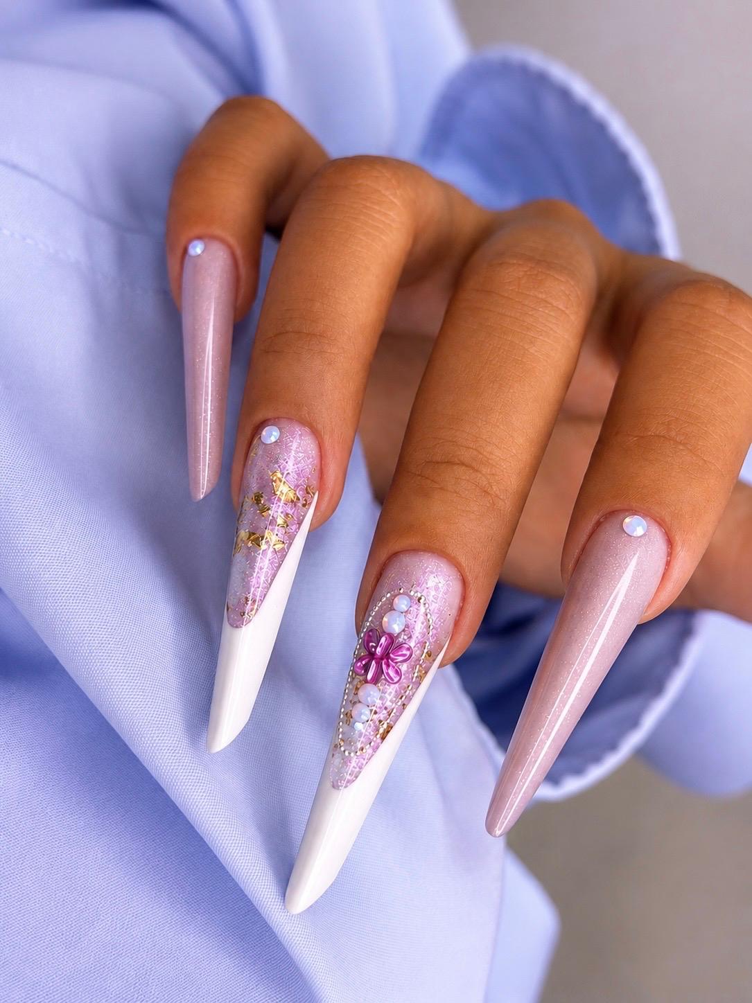 Stiletto lung cu french alb, foiță aurie, perle și floare 3D